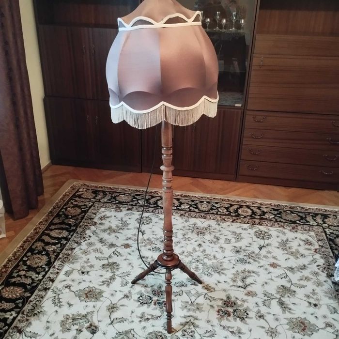 Lampa stojąca na drewnianym statywie z brązowym abażurem