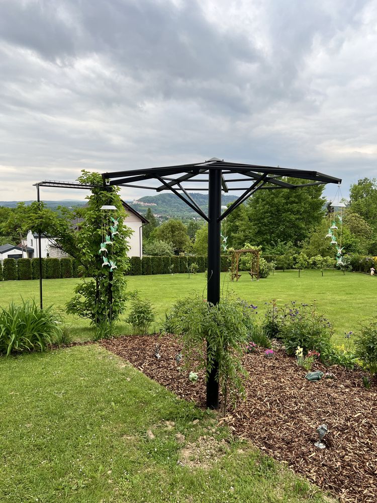 Parasol, stojak na winogrona, kwiaty, dekoracja ogrodowa