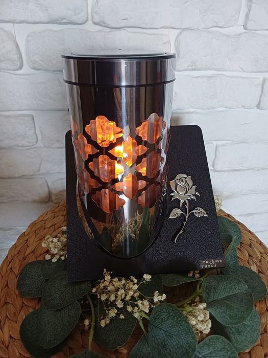 Znicz solarny świeci w dzień i w nocy