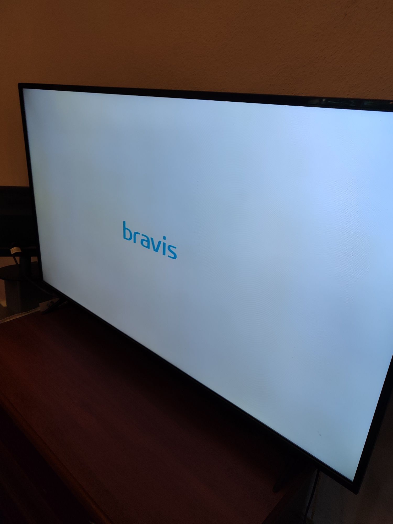 Телевізор BRAVIS 55" 4K SmartTV T2. Под ремонт