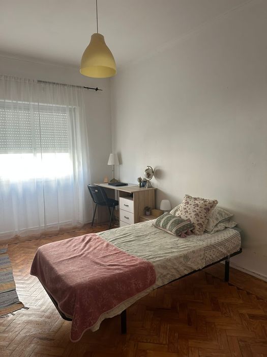 Arrenda-se quarto para estudante