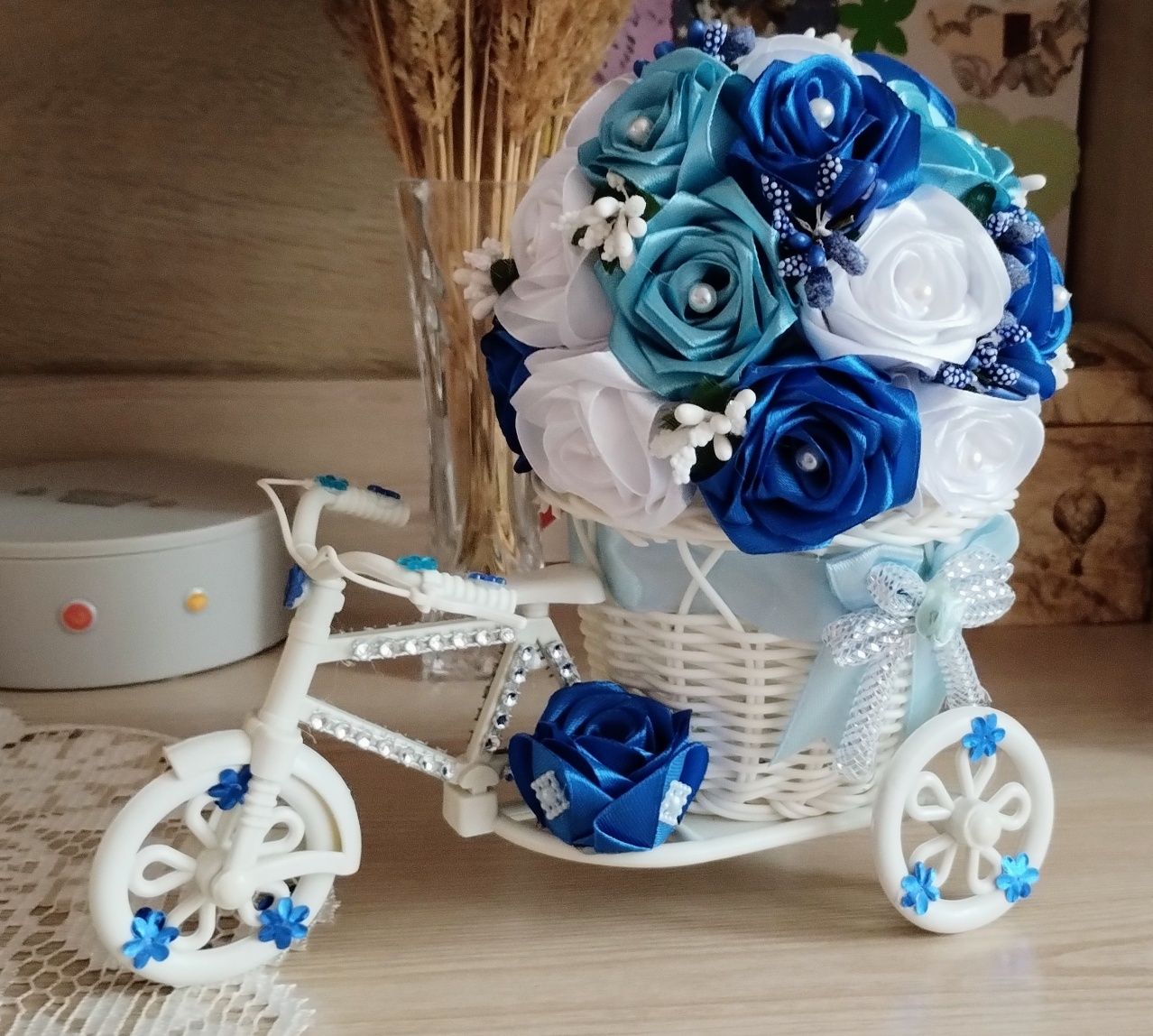 Niebieski stroik rowerek z różami na Dzień Matki - handmade