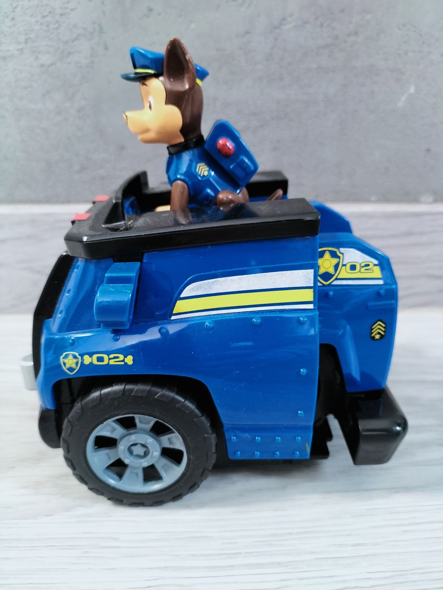 Psi Patrol figurka Pieska Chase oraz pojazd z dźwiękiem On a Roll Chas