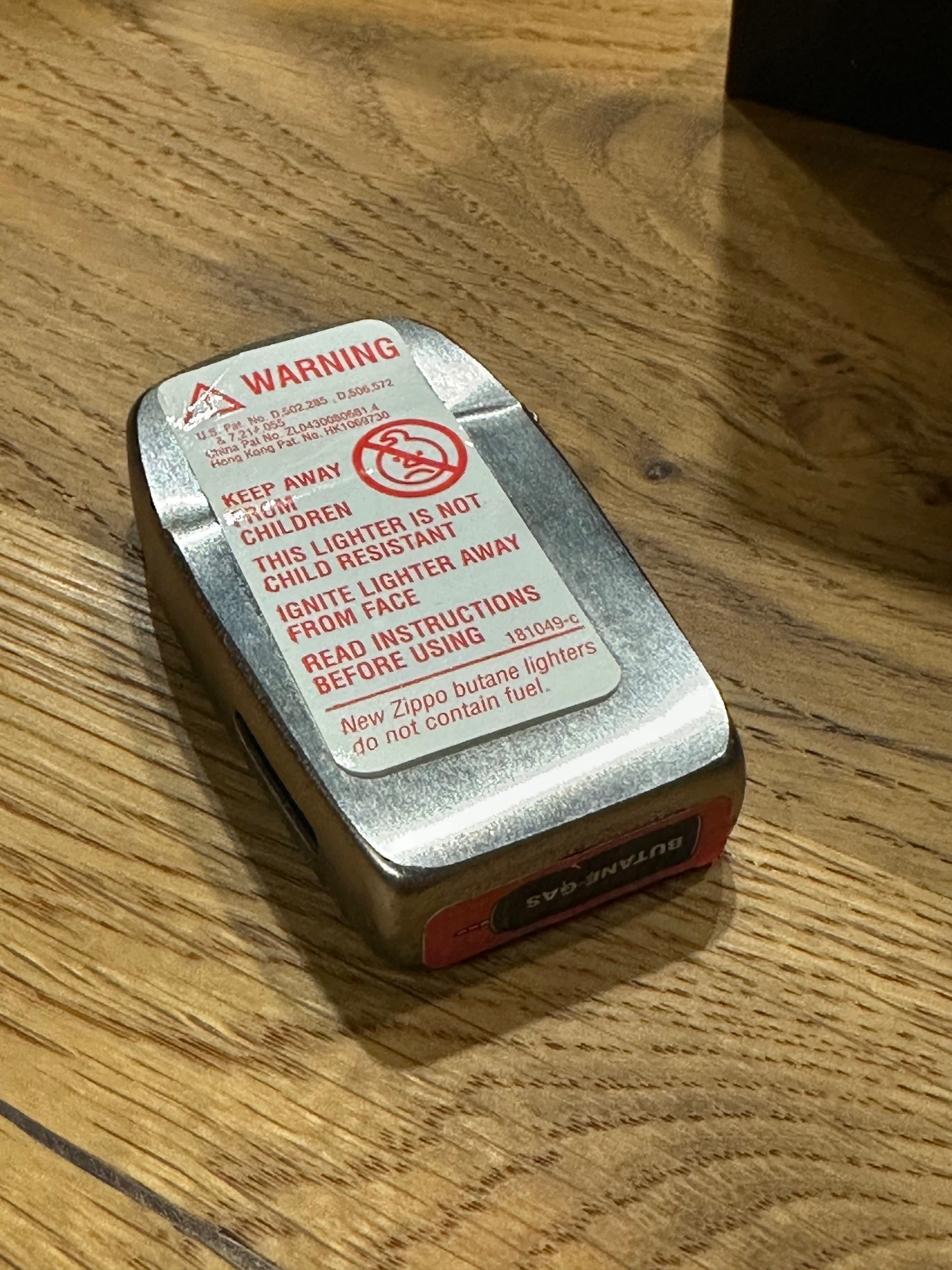 Nowa zapalniczka gazowa Zippo Blu Vertical Chrome