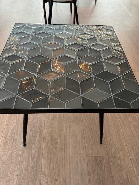 Mesas com tampo em azulejo para restaurante/bar