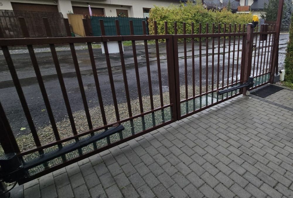 Brama wjazdowa dwuskrzydłowa ocynkowana z furtka bez napędu automatycz