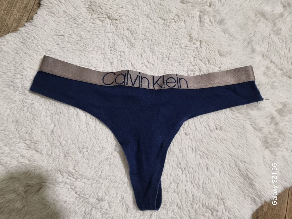 Calvin Klein - stringi. Rozmiar L