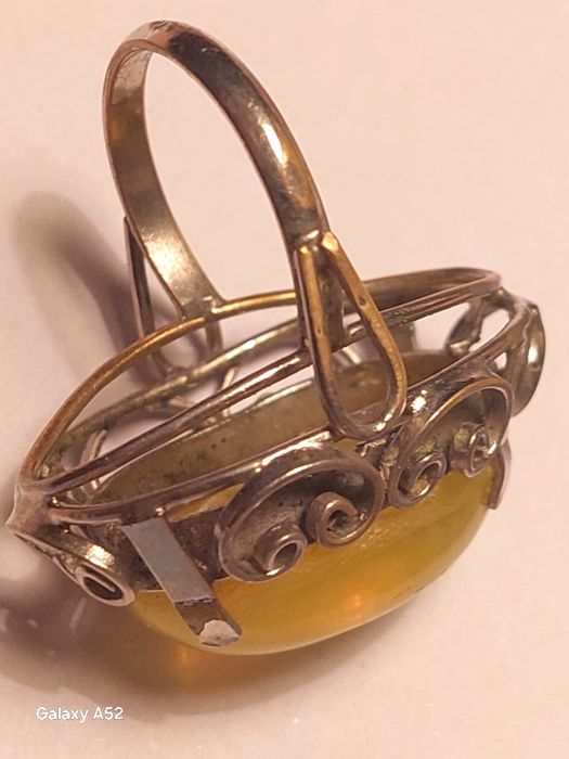 Vintage śliczny pierścionek , kopułka z bursztynem