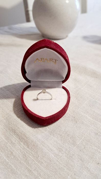 Pierścionek zaręczynowy białe złoto z brylantem apart