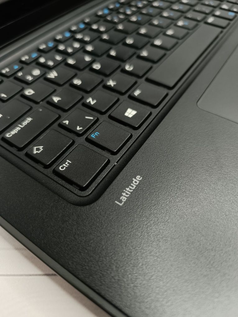 Сенсорний ноутбук Dell Latitude 3380/Pentium 4415U/8/128/13.2 " HD