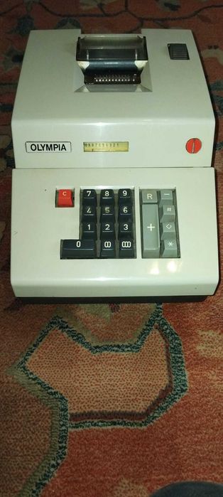 Máquina calculadora antiga da marca Olympia