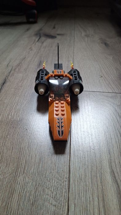 Lego model wyścigówki