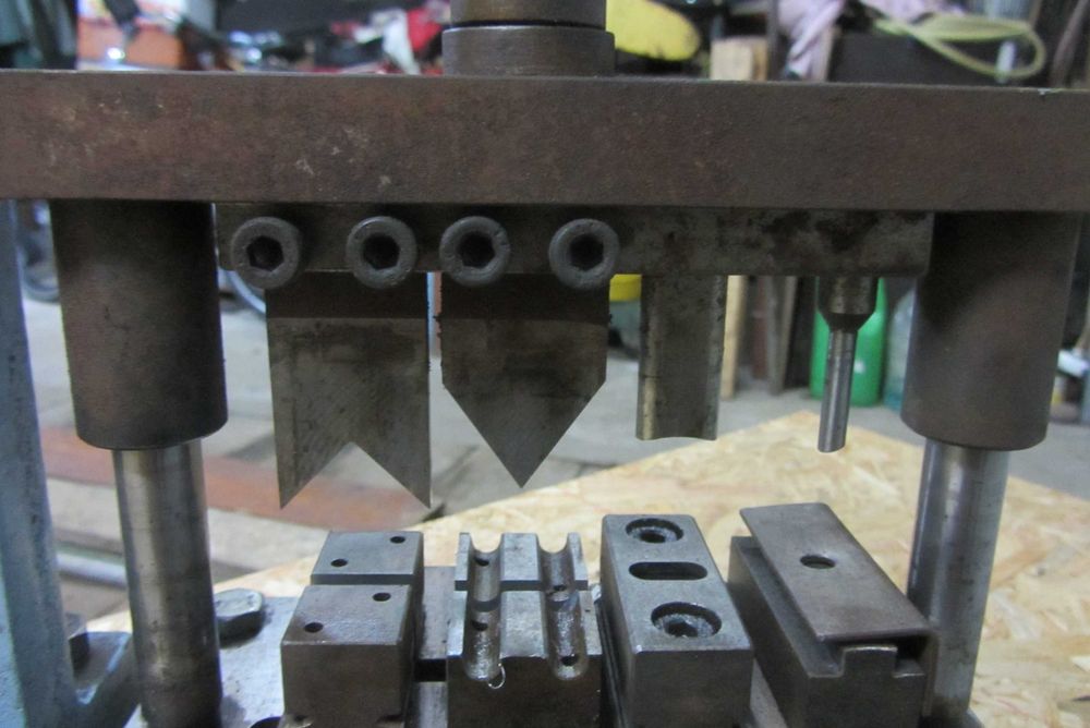 Prasa do wycinania w blachach i plastikach