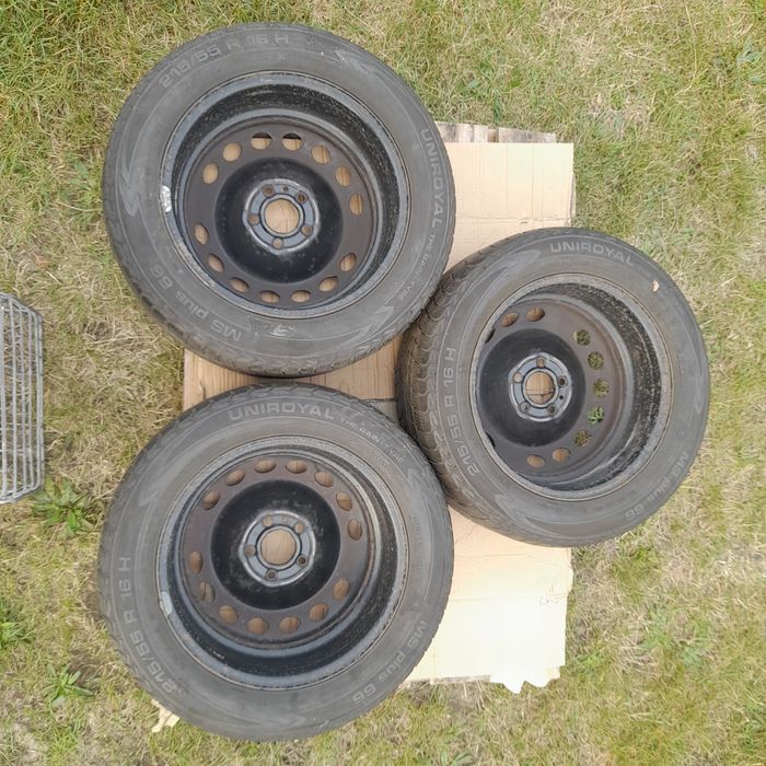 Opony zimowe z felgami stalowymi.