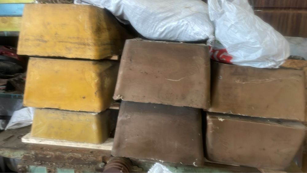 На постійній основі закуповуем МЕД і ВІСК,мерву обмін на вощину.Бочки