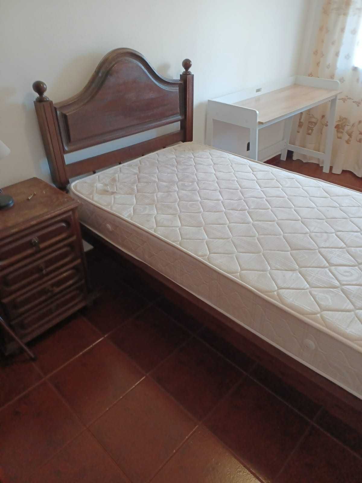 Alugo quarto (despesas não incluídas) a estudante - Évora