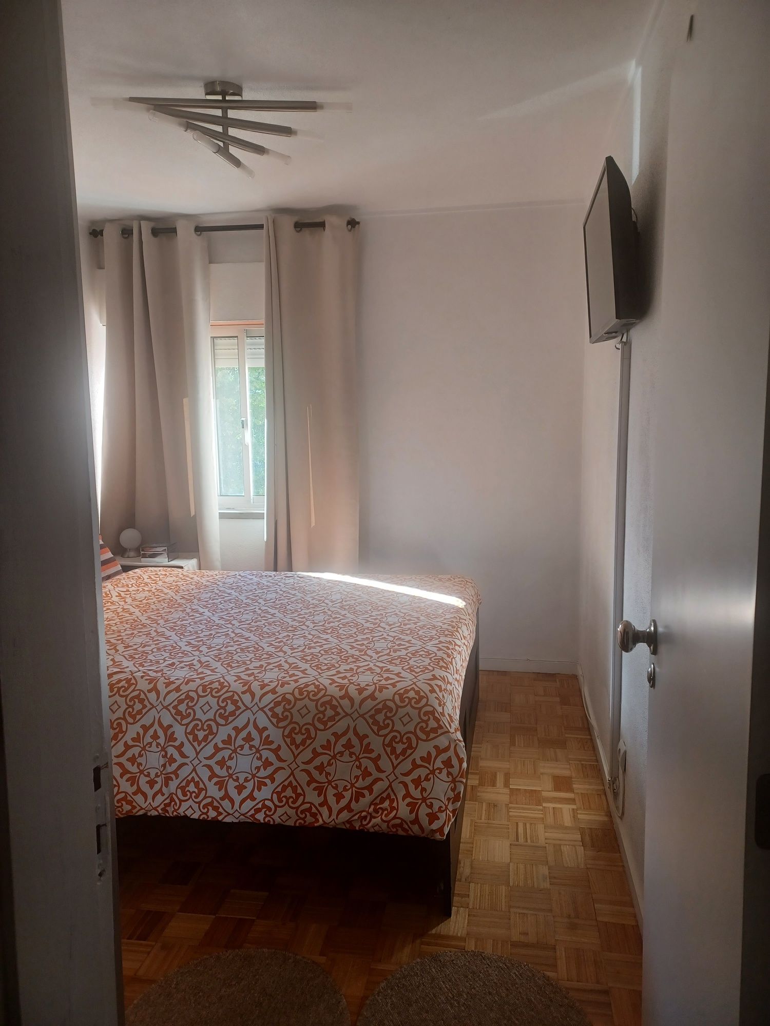 Alugo quarto só menina ou senhora.