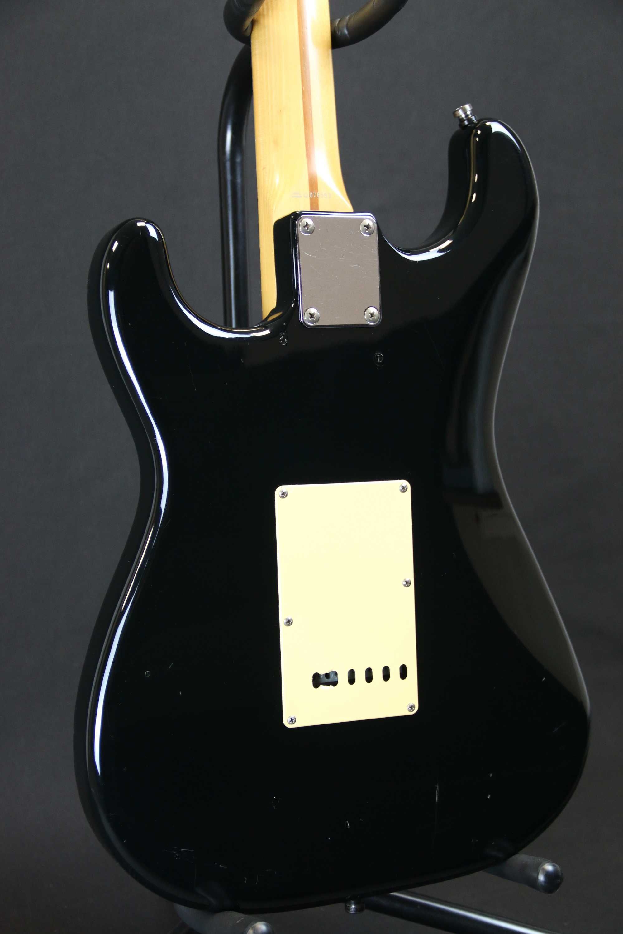 Fender  Stratocaster STD Black Japan -  Pickupy Fender Noiseless Strat