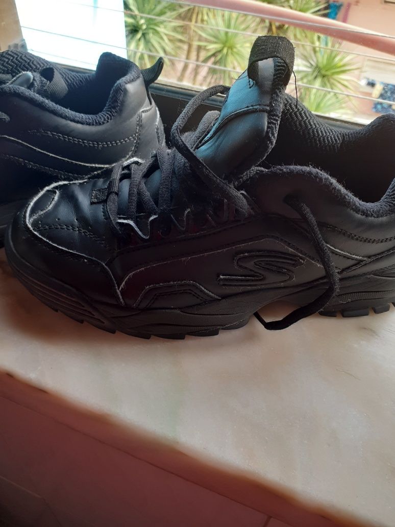 Vendo yenis skechers preto 37 criança