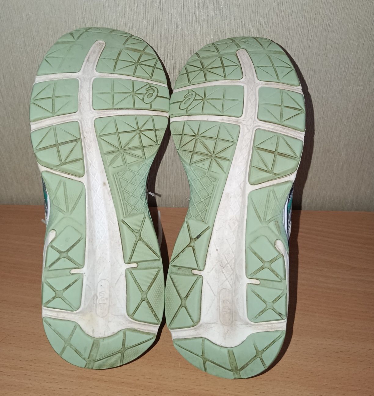 Кросівки фірми Asics 39 розміру