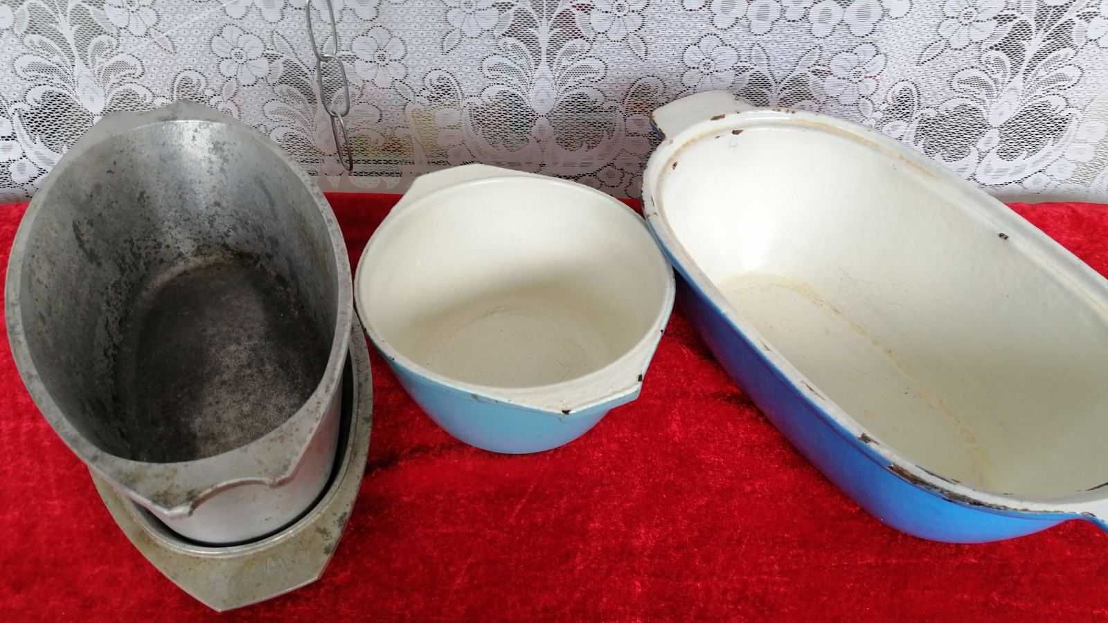 . Остатки  кастрюль, чугунная посуда, ковши и  разные крышки.