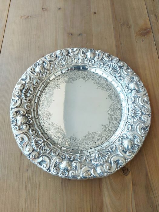 Trabalho magnífico em prata portuguesa. Salva grande.
