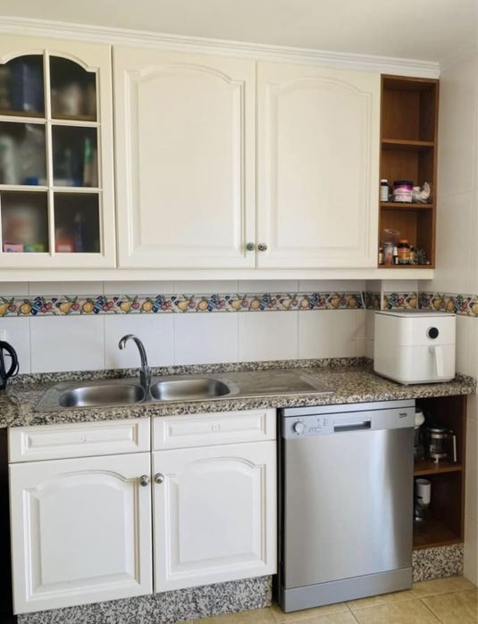 Grande cozinha branca