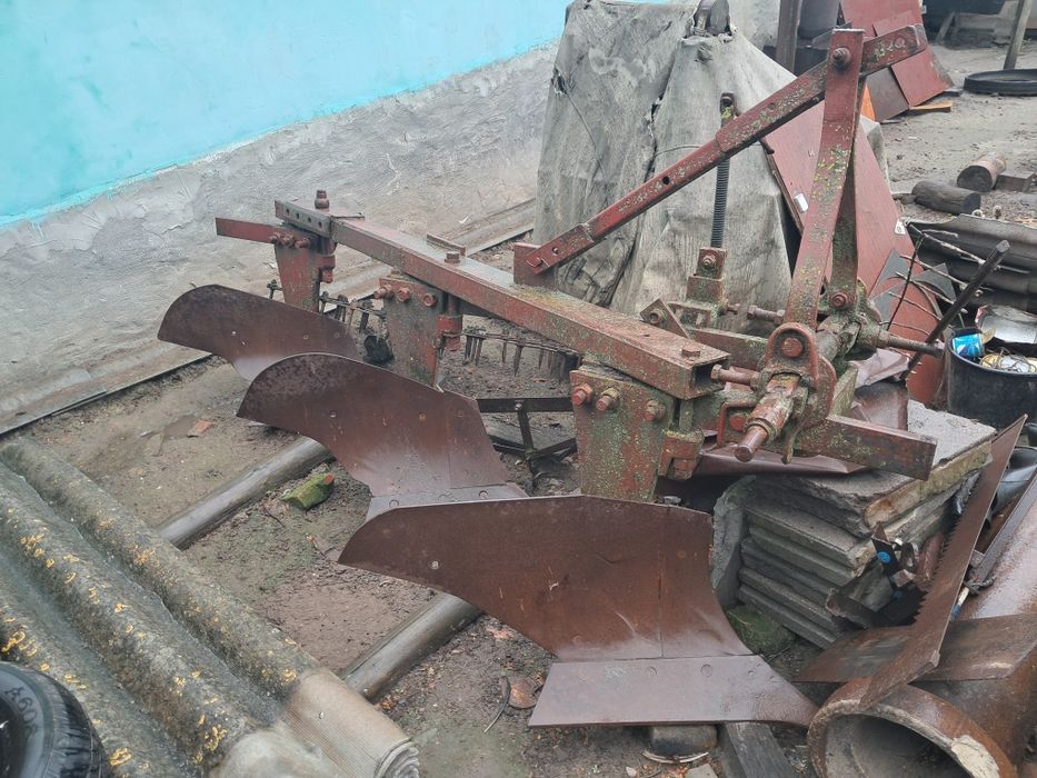 Плуг трьох корпусний