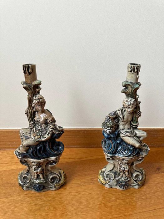 Estatuetas em porcelana com suporte para vela