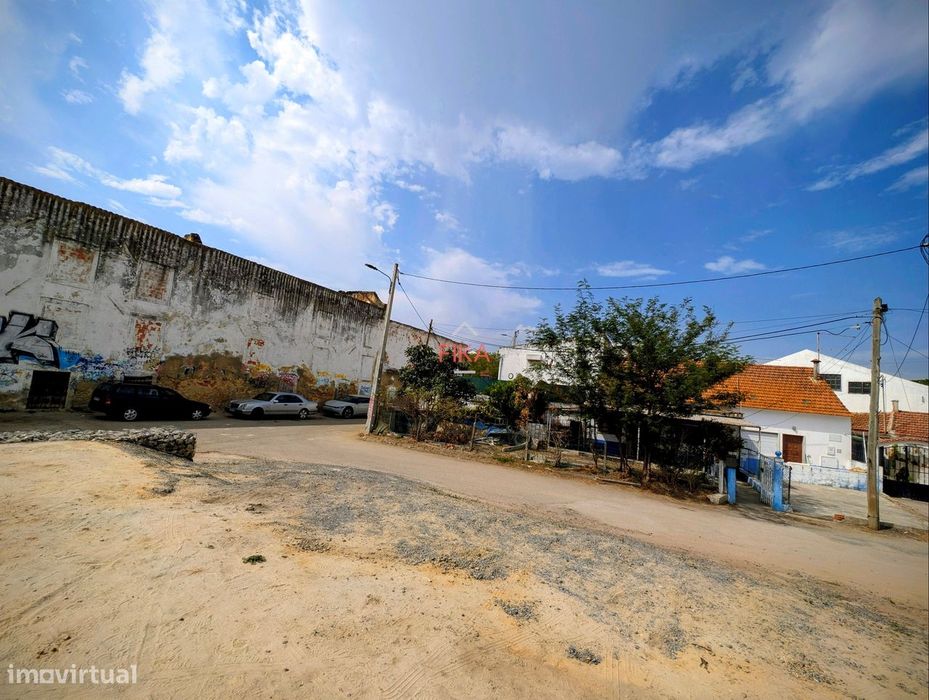 Moradia frente rio para reabilitar na Amora