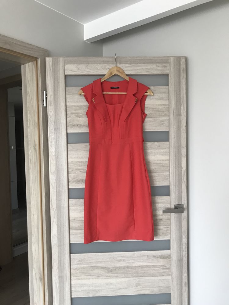 Nieużywana czerwona sukienka r. 36 - 38