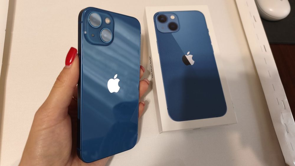 Телефон iPhone 13
