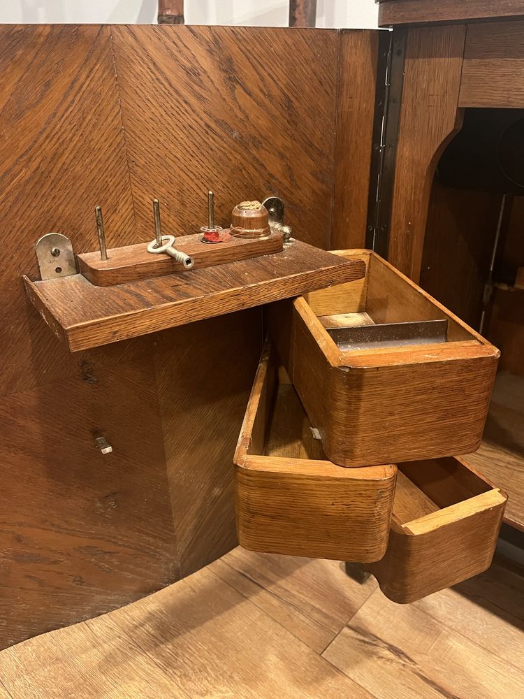 Antiga maquina de costura usada como bar