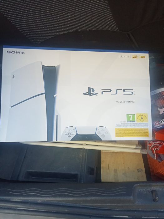 Vendo PS5 nova com 3 jogos