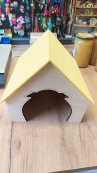 Drewniany domek z żółtym dachem dla świnki morskiej. 27cm x 23,5 x 19h