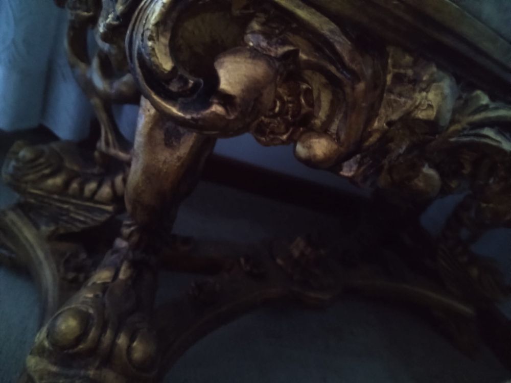 Mesa em Madeira com Cabeças de Cobra e Tampo de Mármore