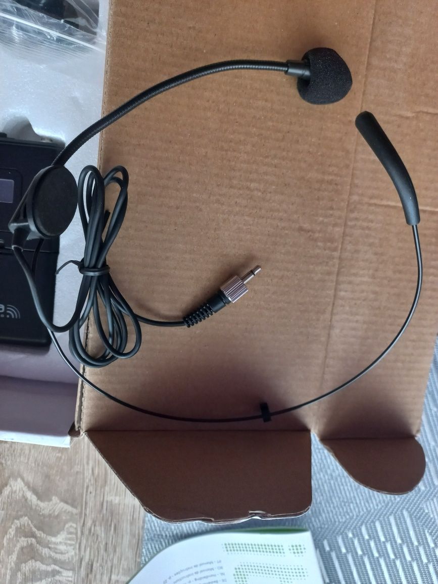 Nadajnik UHF z zestawem nagłownym i mikrofonem krawatowym 864,9 MHz.