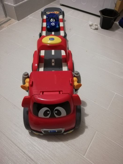 Carinho alegre infantil