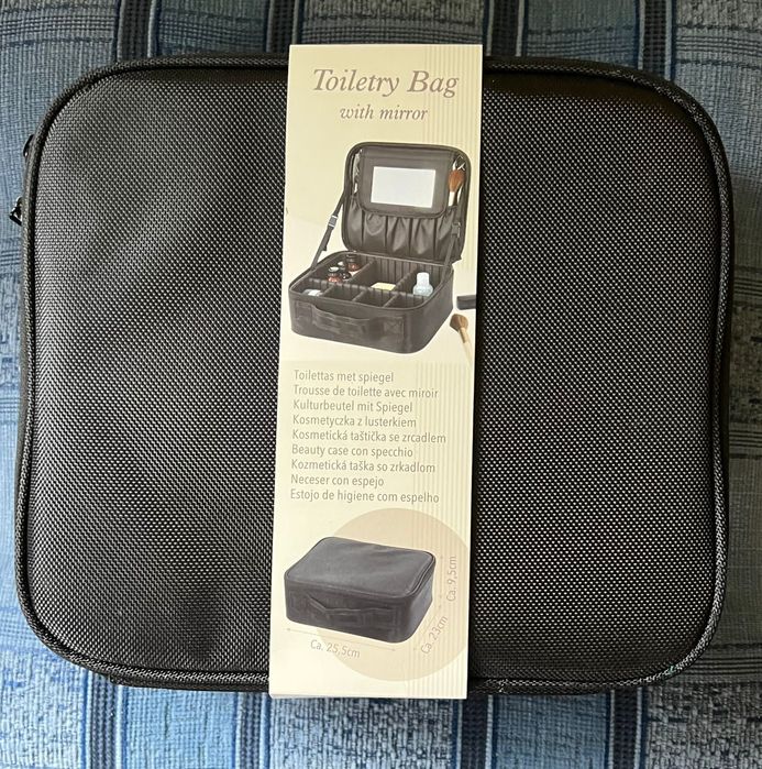 Nowa czarna kosmetyczka usztywniana z lusterkiem