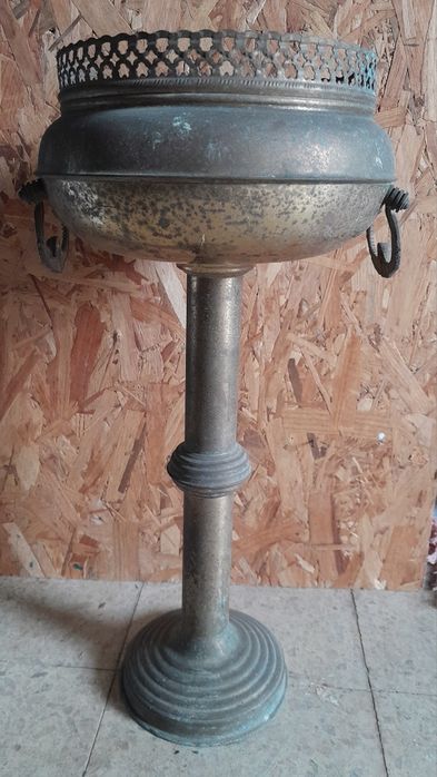 Floreira antiga em metal