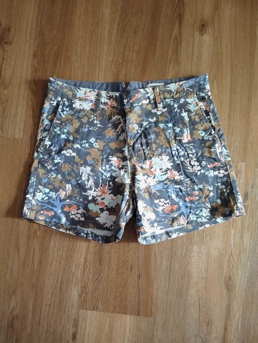 Calções com print floral da Quebramar