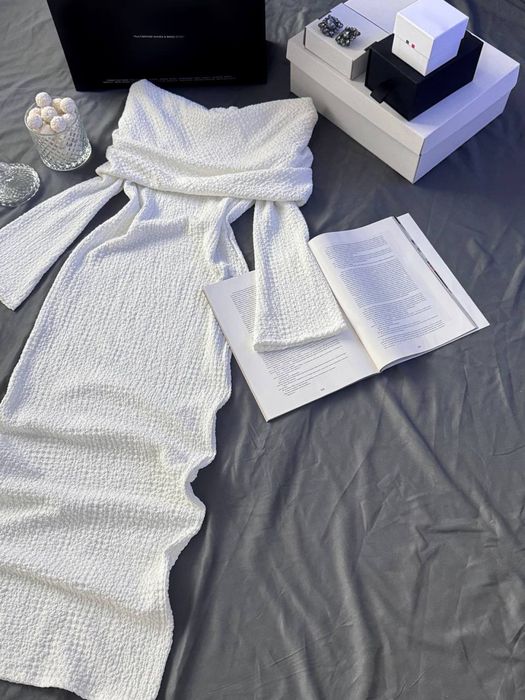 Сукня на спущені плечі із букле біла