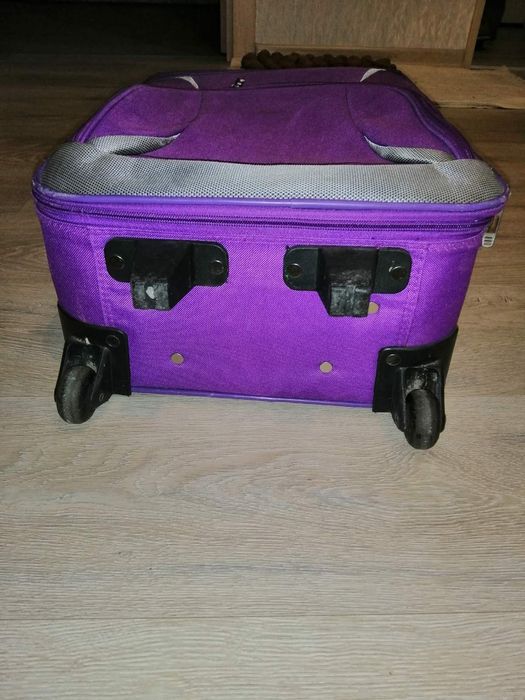 Чемодан дорожный