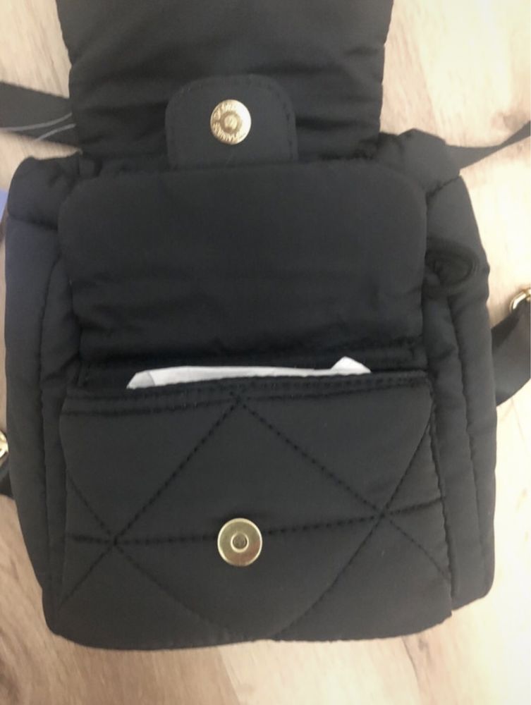 Mochila NOVA com corrente dourada