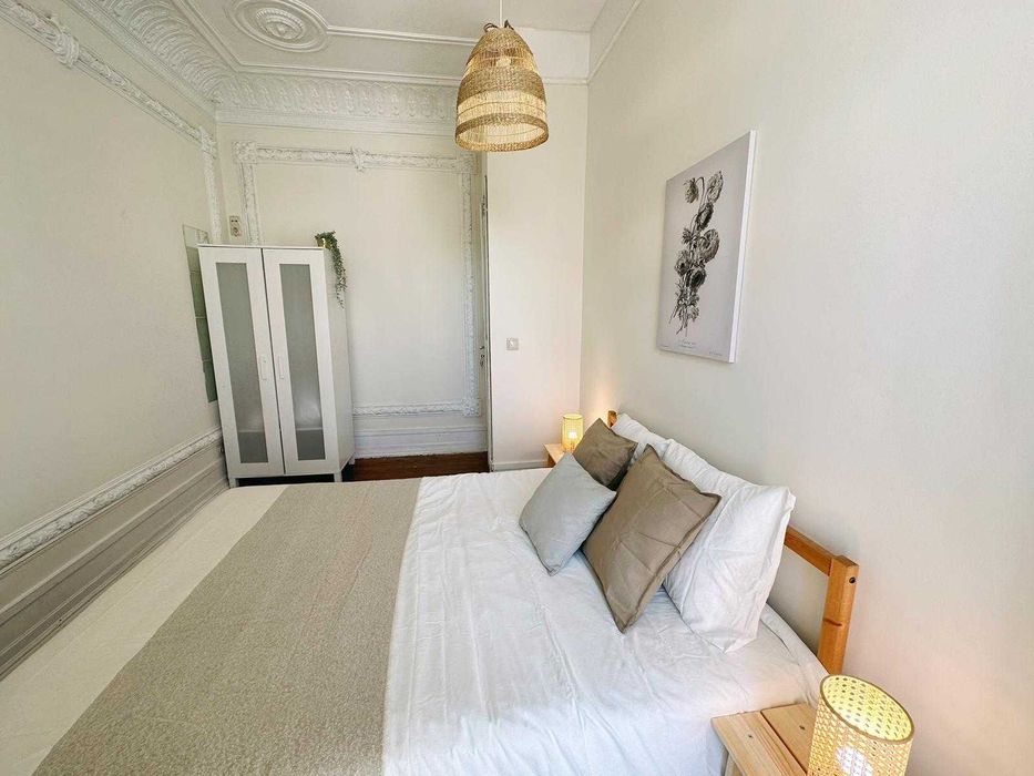 Quarto individual  Av 5 outubro sem caução entrada imediata