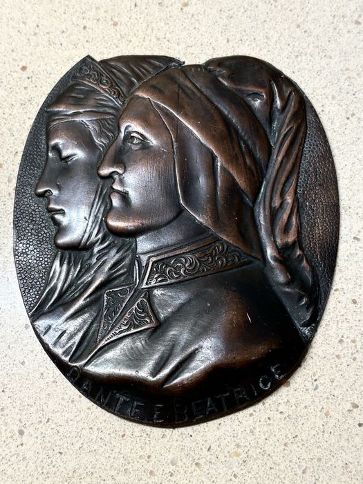 Antiga placa de suspensão mural representando Dante e Beatrice