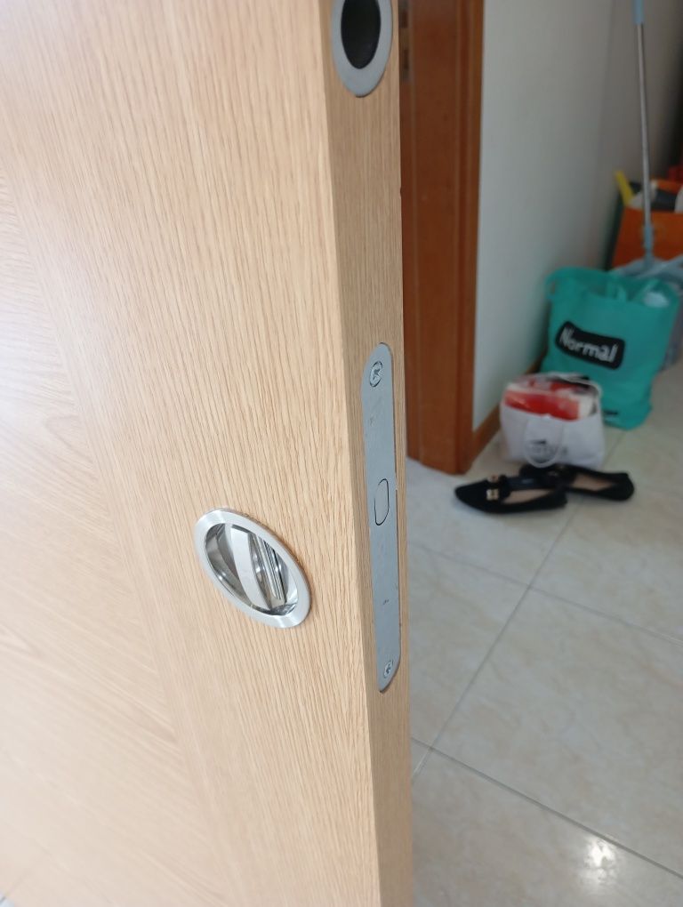 Porta de correr 80x200 com fecho puxador+ trilho.
