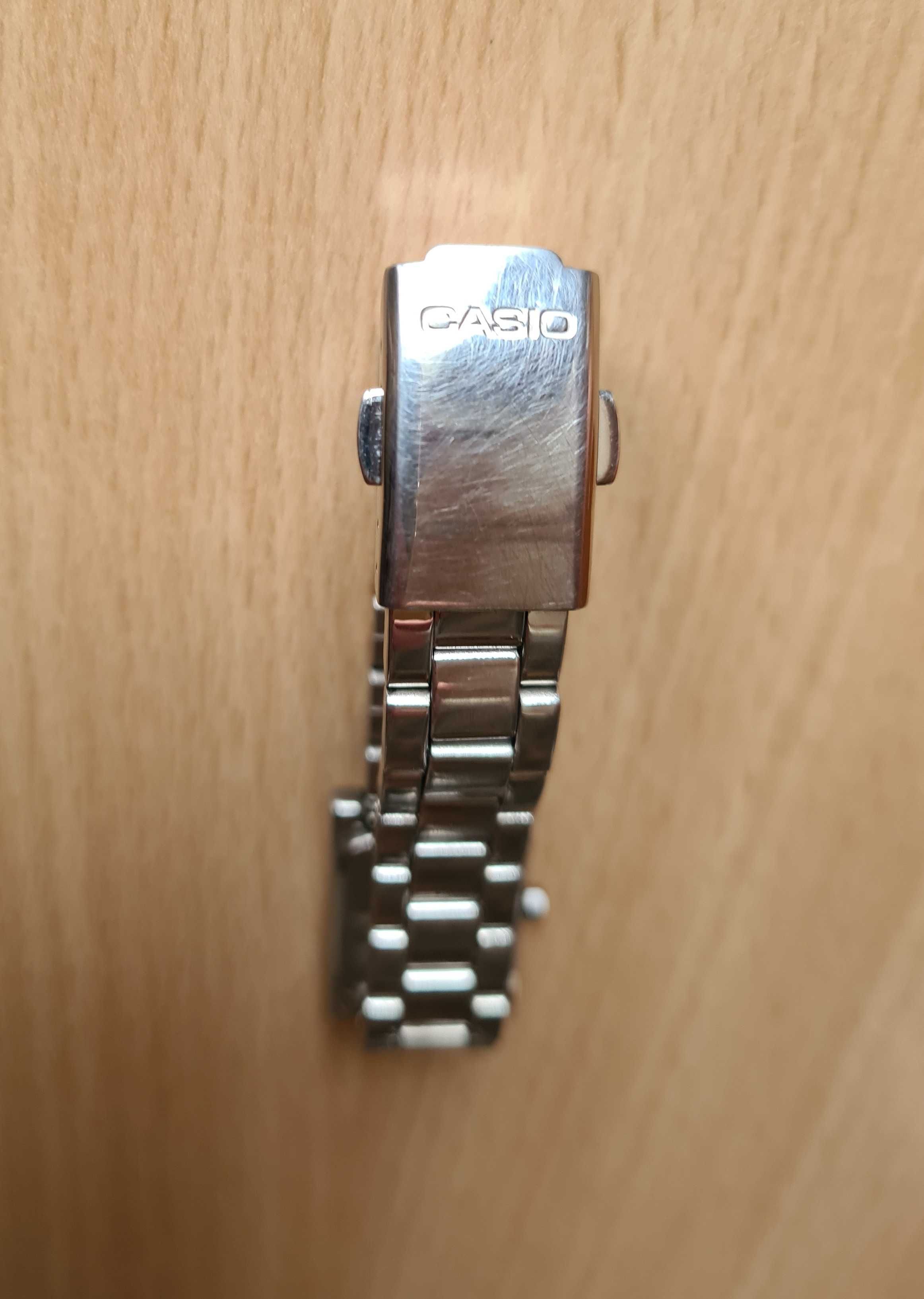 Zegarek damski Casio na bransolecie