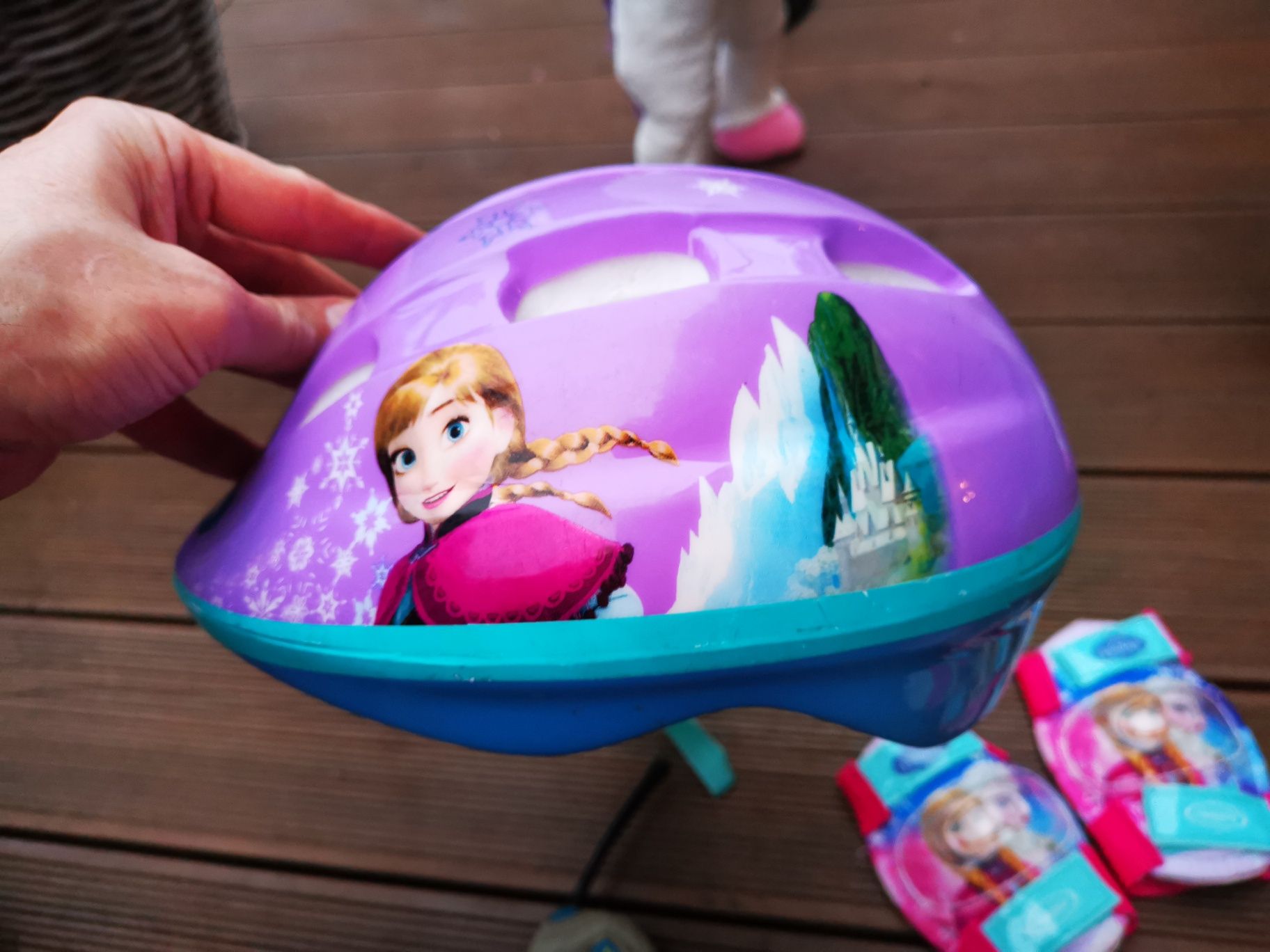 Kask dzieciecy 52 cm i ochraniacze Frozen,  Anna i Elsa