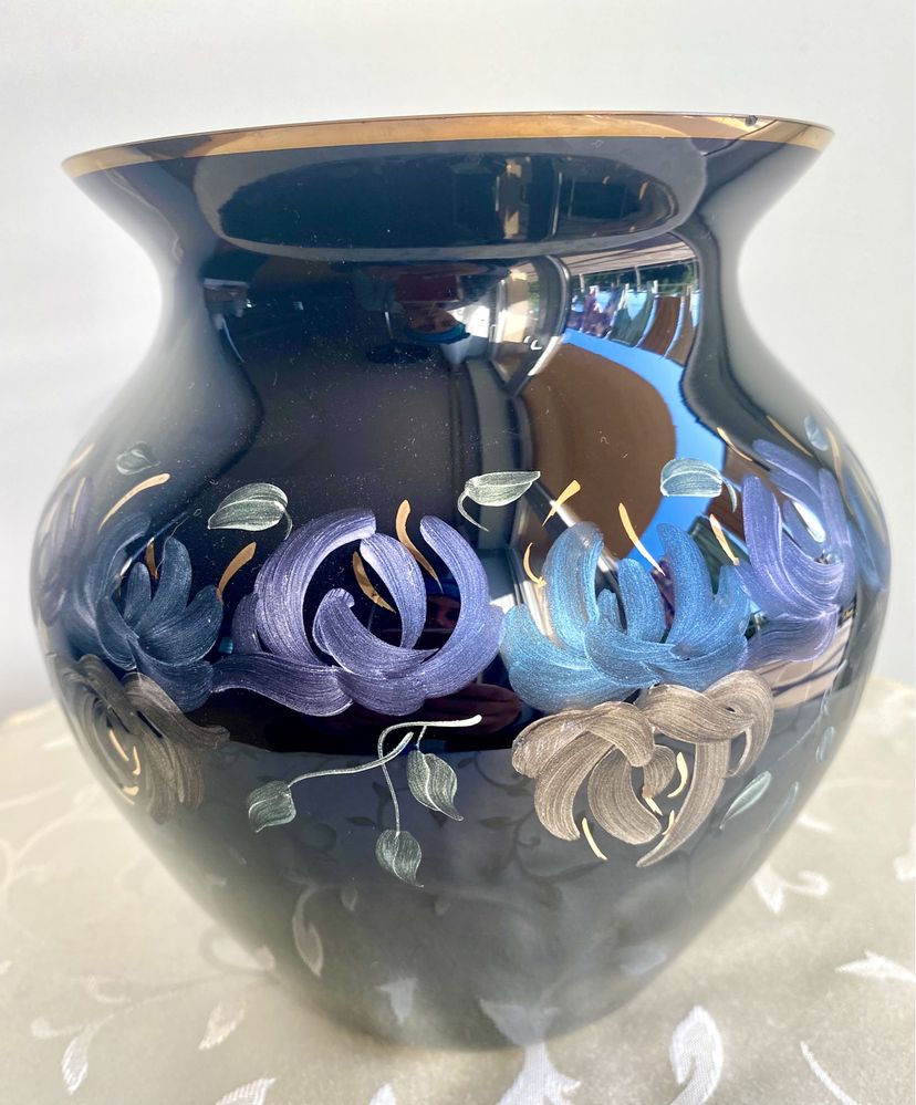 Czarny wazon ręcznie malowany